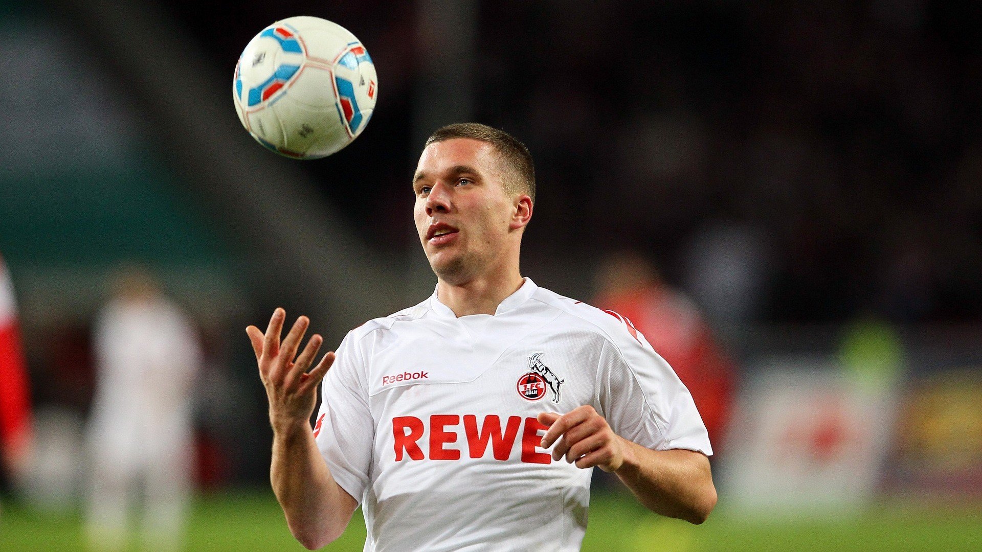 詹姆斯末节爆发砍30+10+8，湖人险胜勇士锁定季后赛席位