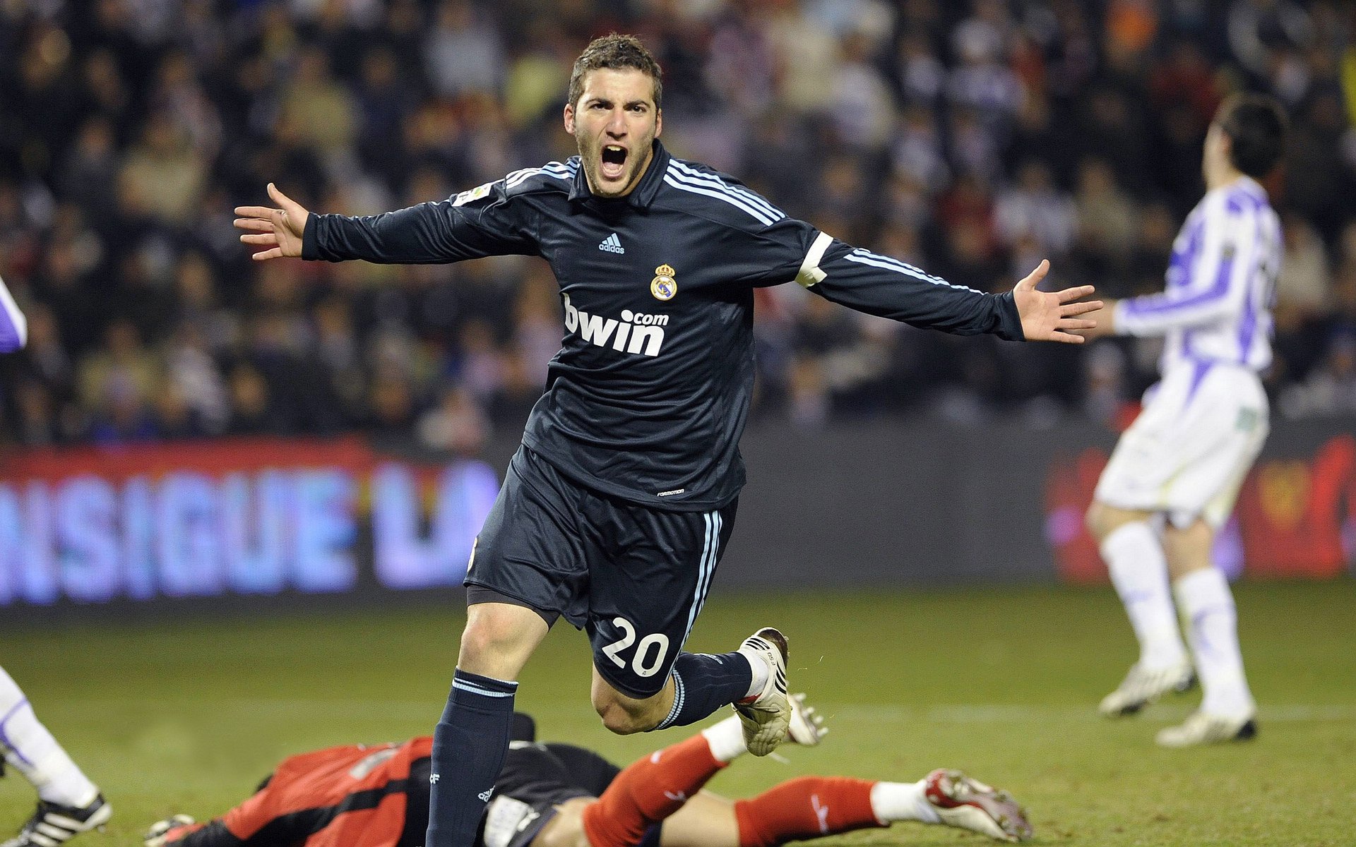 黑马狂奔！无名小卒爆冷击败卫冕冠军，创历史性一刻