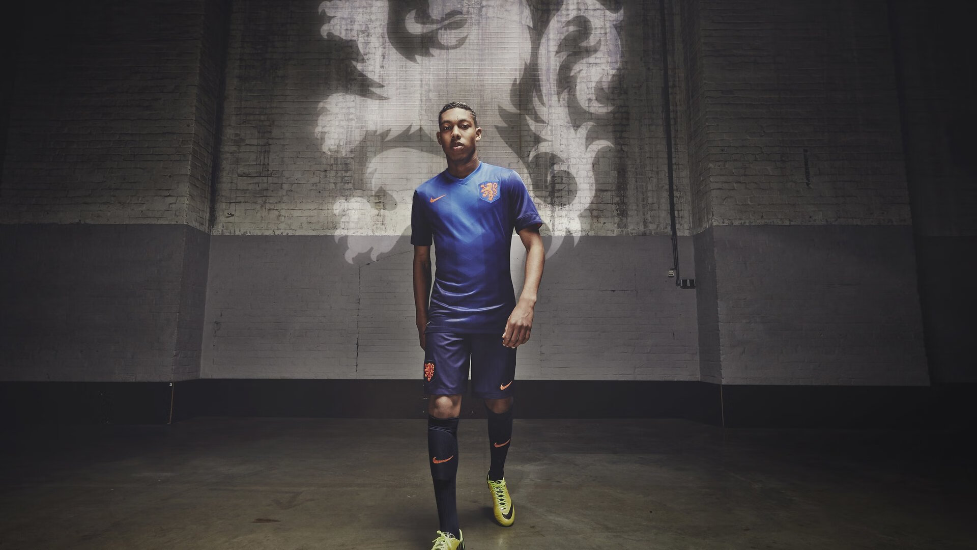 VAR再引争议！关键判罚左右比赛结局，球迷怒斥裁判‘毁掉经典对决’