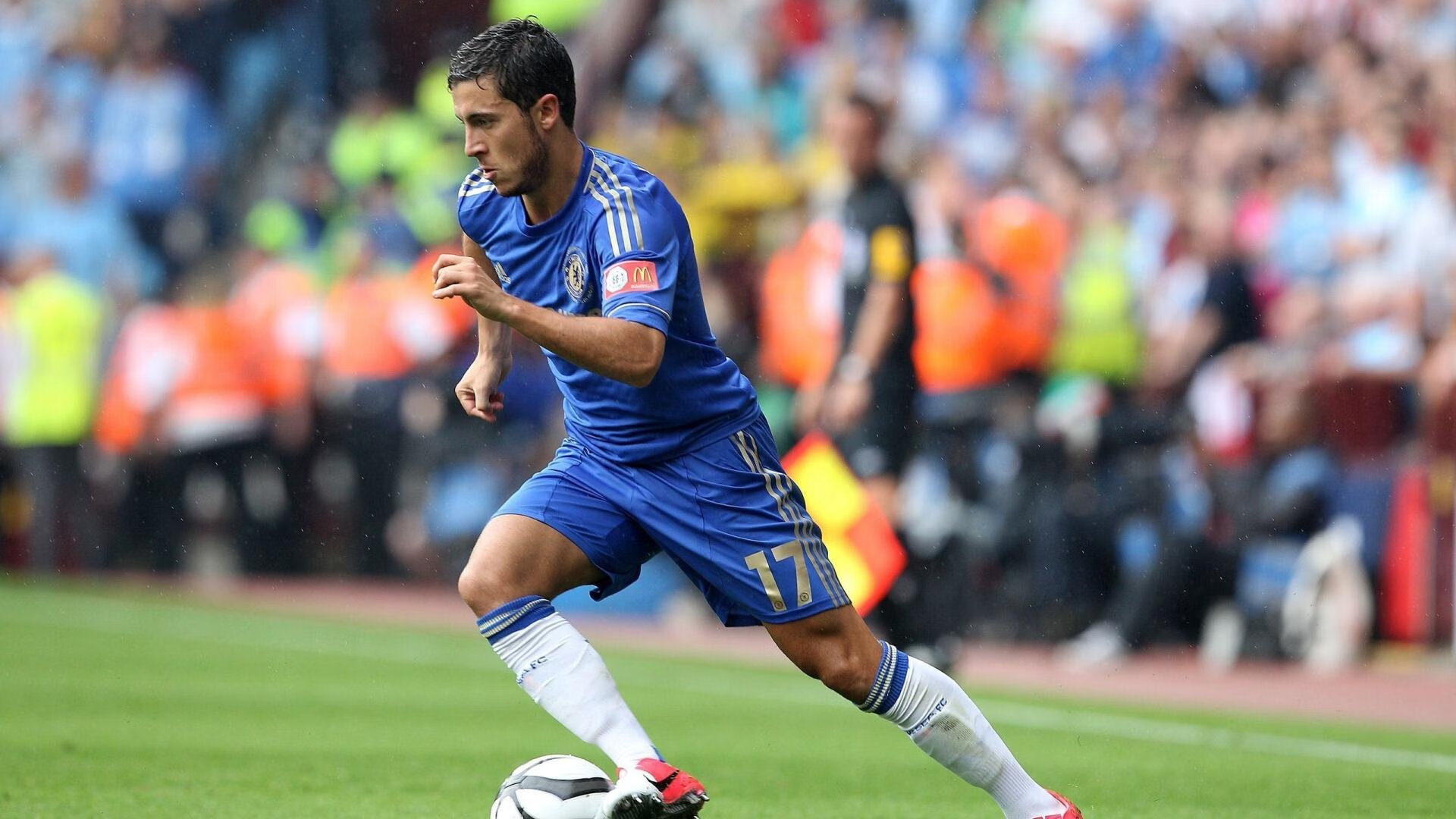 UFC 300震撼落幕，佩雷拉KO卫冕，中国新星张名扬首秀惊艳，赛事创多项纪录