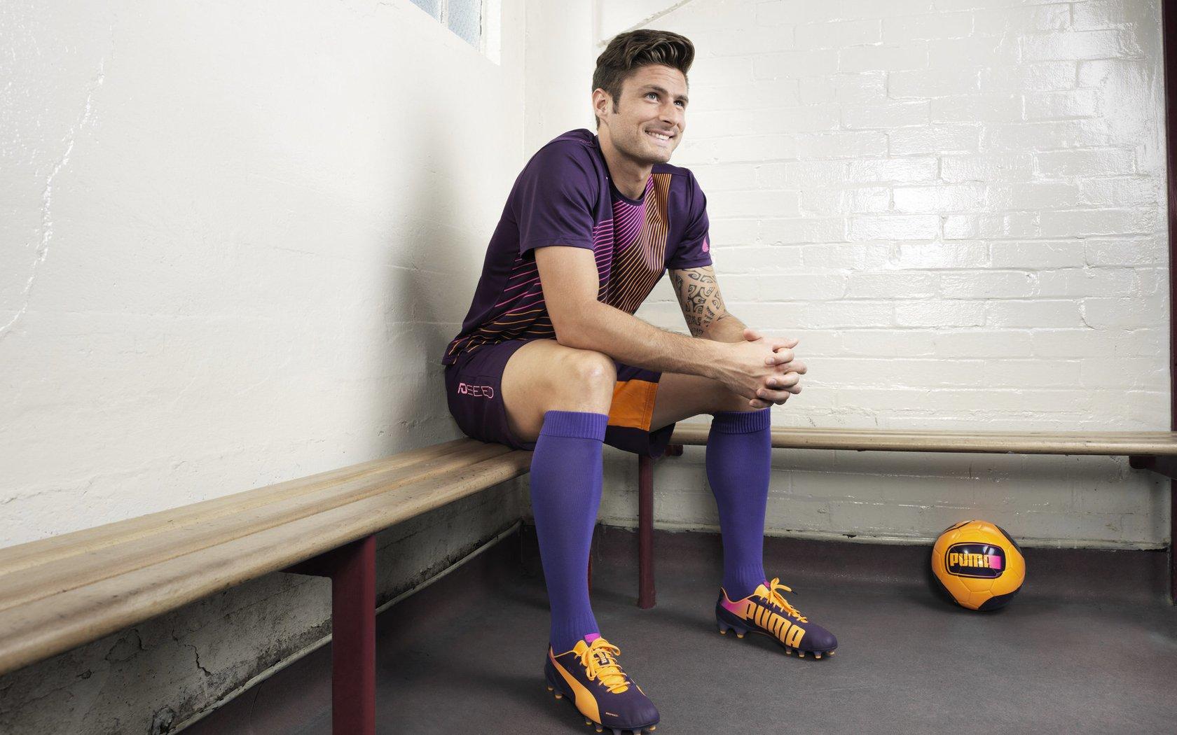 巴塞罗那球迷燃放焰火引发公交车辆火灾 肇事者已被当地警方逮捕归案