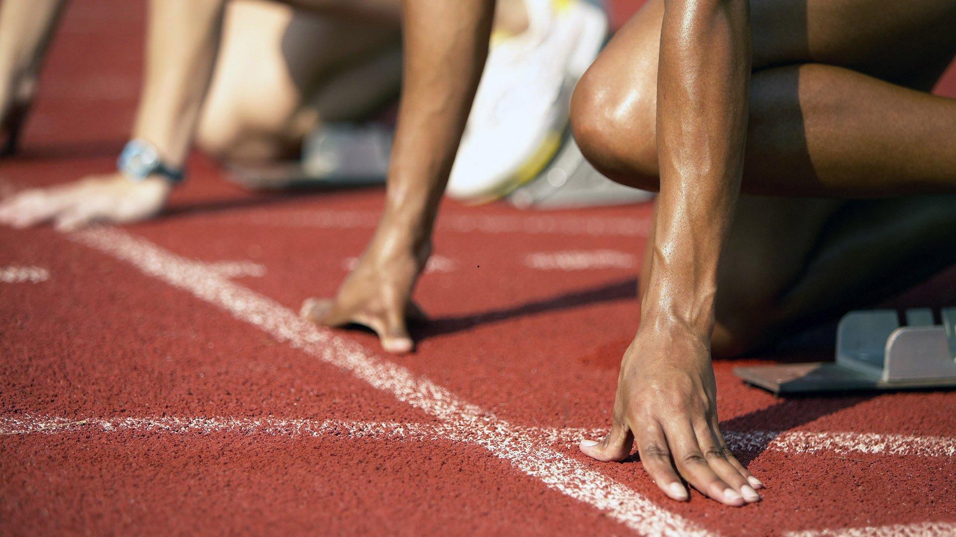 姚明现身人民大会堂遇民生提问 巨人沉默引深思